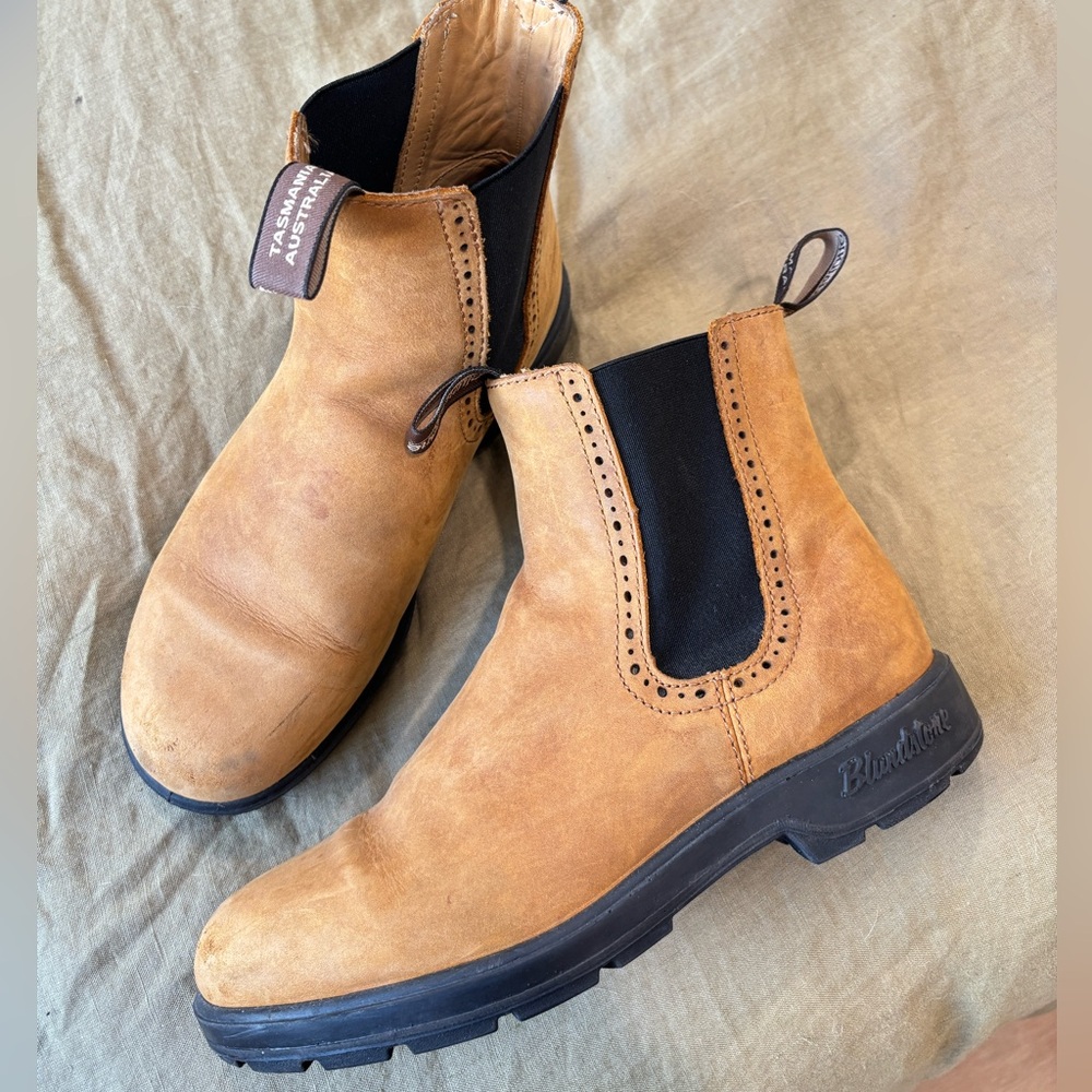 Blundstone High Tops in Camel